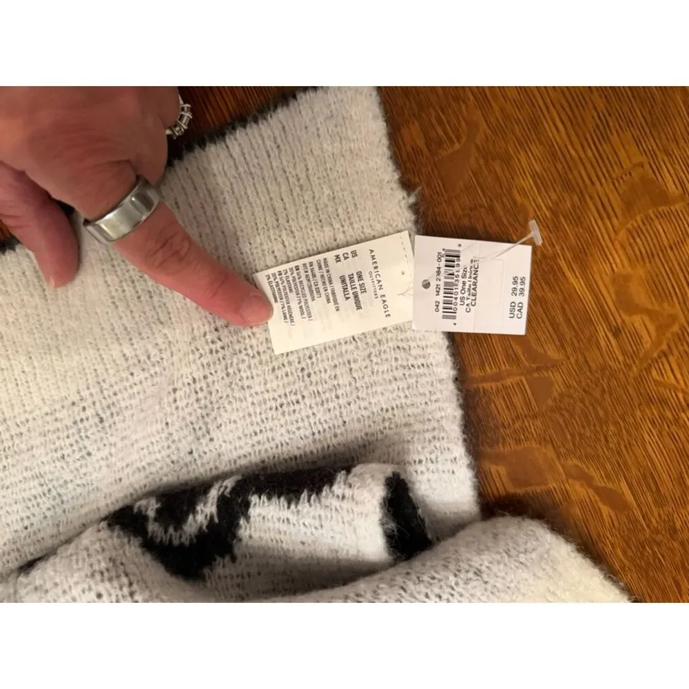NWT American Eagle Black & White Floral Knit Scarf | Soft Cozy Winter Wrap - Picture 4 of 4